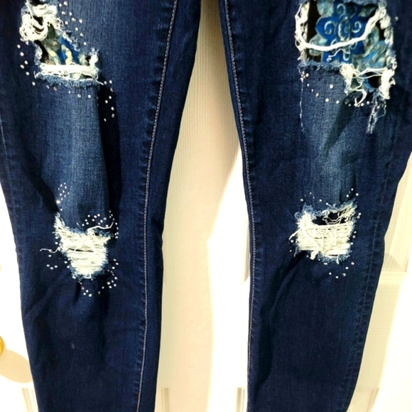 Bebe Women's Studded Distressed and Ripped Denim Jeans Size 28 - Picture 8 of 16